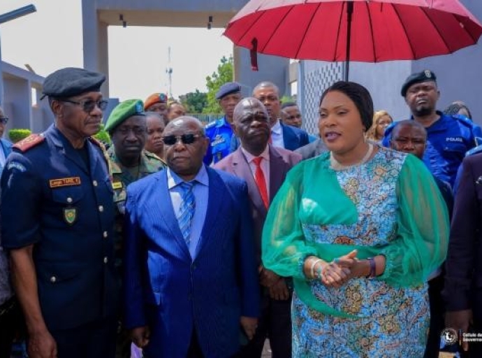 Pour renforcer la sécurité et l’administration , Lualaba : Fifi Masuka présente les 15 jeeps tout-terrain dotées par le Chef de l’Etat à la province